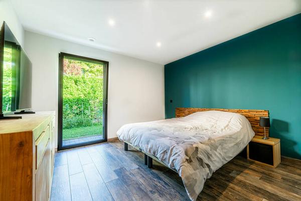 Villa contemporaine avec piscine intérieure et vue lac