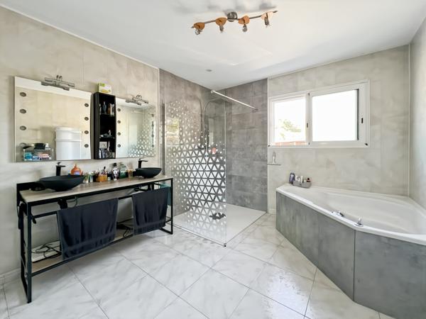Maison
         5 pièces
        - 145 m² 410 000 €*