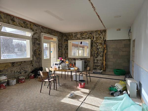 Investissement locatif : Appartement à rénover entièrement, au sein d'un immeuble.