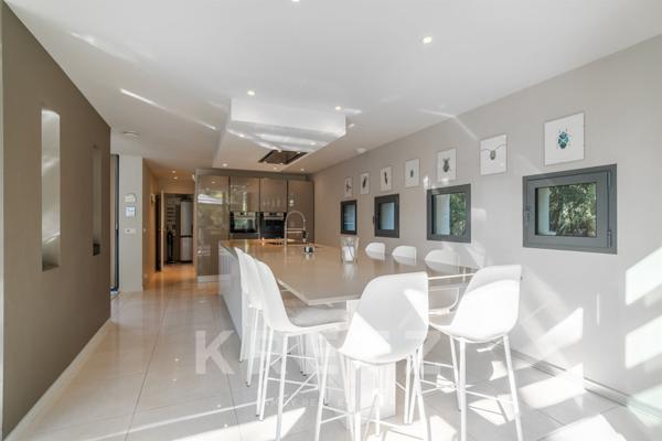 Villa contemporaine aux lignes pures et à l’élégance naturelle