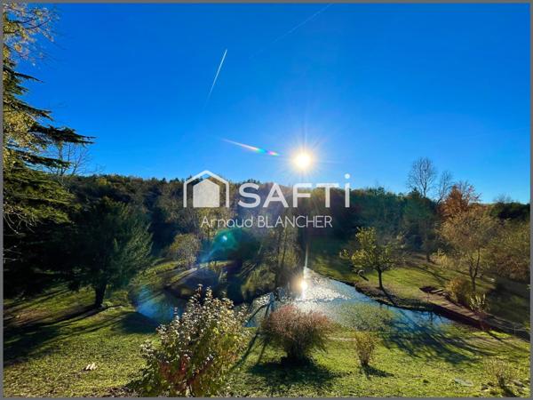 Propriété 1.6 hectares avec étang sur emplacement exceptionnel, maison d'architecte en pierre avec piscine, 6 chambres, dépendances.