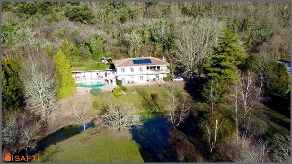 Propriété 1.6 hectares avec étang sur emplacement exceptionnel, maison d'architecte en pierre avec piscine, 6 chambres, dépendances.