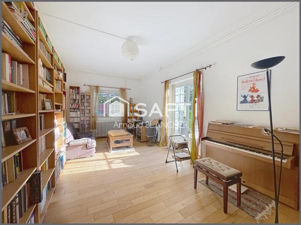 Propriété 1.6 hectares avec étang sur emplacement exceptionnel, maison d'architecte en pierre avec piscine, 6 chambres, dépendances.