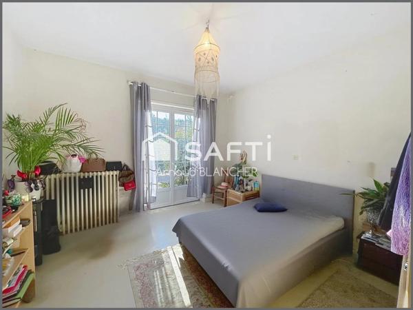 Propriété 1.6 hectares avec étang sur emplacement exceptionnel, maison d'architecte en pierre avec piscine, 6 chambres, dépendances.