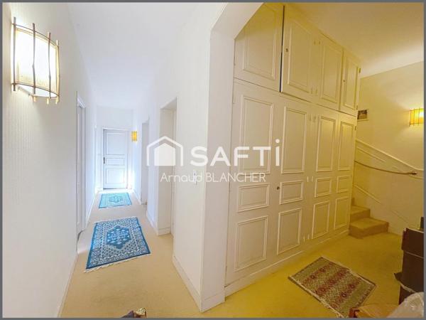 Propriété 1.6 hectares avec étang sur emplacement exceptionnel, maison d'architecte en pierre avec piscine, 6 chambres, dépendances.