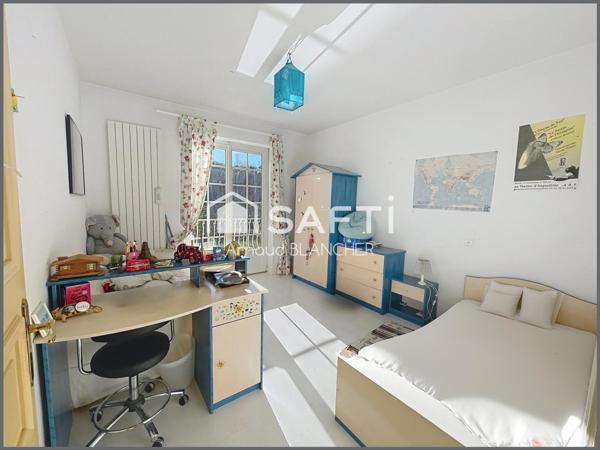 Propriété 1.6 hectares avec étang sur emplacement exceptionnel, maison d'architecte en pierre avec piscine, 6 chambres, dépendances.
