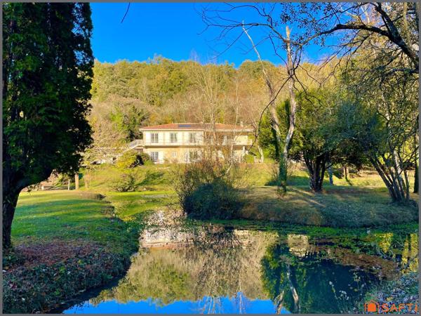 Propriété 1.6 hectares avec étang sur emplacement exceptionnel, maison d'architecte en pierre avec piscine, 6 chambres, dépendances.