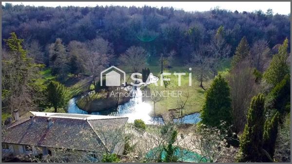 Propriété 1.6 hectares avec étang sur emplacement exceptionnel, maison d'architecte en pierre avec piscine, 6 chambres, dépendances.