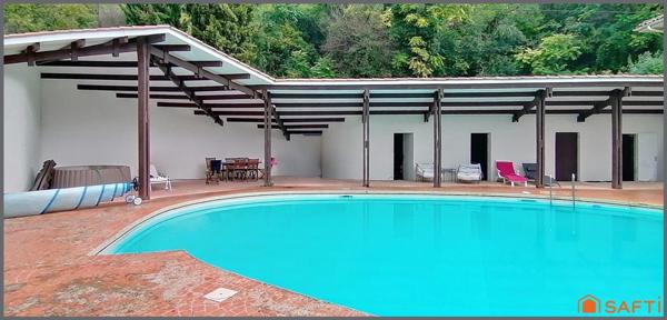 Propriété 1.6 hectares avec étang sur emplacement exceptionnel, maison d'architecte en pierre avec piscine, 6 chambres, dépendances.