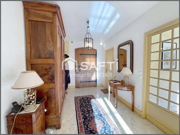 Propriété 1.6 hectares avec étang sur emplacement exceptionnel, maison d'architecte en pierre avec piscine, 6 chambres, dépendances.