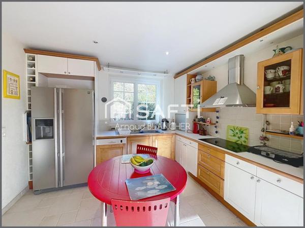 Propriété 1.6 hectares avec étang sur emplacement exceptionnel, maison d'architecte en pierre avec piscine, 6 chambres, dépendances.