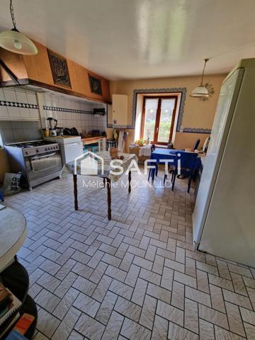 Spacieuse Maison Familiale de 300 m² édifiée sur un terrain arboré de 4025 m² longeant un pztit ruisseau