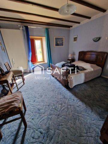 Spacieuse Maison Familiale de 300 m² édifiée sur un terrain arboré de 4025 m² longeant un pztit ruisseau