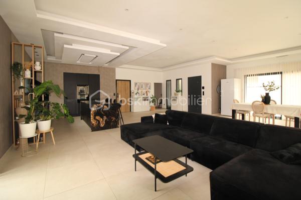 EN EXCLUSIVITÉ 

Envie d'un endroit où il fait bon vivre, lumineux et généreux en espace ? 
Cette magnifique villa située à Noé (31410), que nous avons le plaisir de vous proposer en exclusivité, pourrait bien être celle que vous attendiez.

Un intérieur chaleureux et baigné de lumière

Dès l'entrée, on est séduit par la pièce de vie exceptionnelle de plus de 80 m², un véritable cocon familial où il fait bon se retrouver, recevoir et profiter du quotidien. La cuisine, spacieuse, aménagée et équipée, est prolongée par une arrière-cuisine bien pensée ainsi qu'une buanderie, pour un confort au quotidien.
Côté nuit, la maison offre 4 chambres principales, dont une grande suite parentale, un vrai cocon rien qu'à soi.

Un studio indépendant, plein de possibilités

Autre atout de cette propriété : un studio indépendant de 34 m², entièrement équipé. De quoi accueillir famille et amis en toute intimité, aménager un espace bureau, ou pourquoi pas envisager un projet locatif.

Le confort avant tout

Des matériaux de qualité, choisis avec soin
Une pompe à chaleur Airzone pour un confort thermique optimal
Double vitrage et volets roulants
Une belle piscine au sel de 8x4 m, pour profiter pleinement des beaux jours en famille

Un extérieur pour respirer

Le tout sur un agréable terrain de 950 m², avec largement de quoi se garer grâce à 6 places de parking intérieures.
Une situation idéale
Nichée à Noé, à deux pas de l'A64, cette villa bénéficie d'un accès pratique aux axes routiers tout en restant préservée des nuisances sonores. Le meilleur des deux mondes !
Un vrai coup de cœur, disponible uniquement chez nous, à venir découvrir sans tarder. 🏡
📍 Noé (31410) — Contactez-nous dès aujourd'hui pour organiser votre visite en exclusivité !