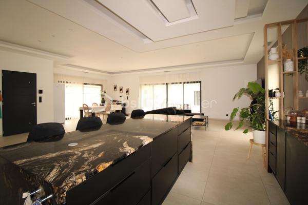EN EXCLUSIVITÉ 

Envie d'un endroit où il fait bon vivre, lumineux et généreux en espace ? 
Cette magnifique villa située à Noé (31410), que nous avons le plaisir de vous proposer en exclusivité, pourrait bien être celle que vous attendiez.

Un intérieur chaleureux et baigné de lumière

Dès l'entrée, on est séduit par la pièce de vie exceptionnelle de plus de 80 m², un véritable cocon familial où il fait bon se retrouver, recevoir et profiter du quotidien. La cuisine, spacieuse, aménagée et équipée, est prolongée par une arrière-cuisine bien pensée ainsi qu'une buanderie, pour un confort au quotidien.
Côté nuit, la maison offre 4 chambres principales, dont une grande suite parentale, un vrai cocon rien qu'à soi.

Un studio indépendant, plein de possibilités

Autre atout de cette propriété : un studio indépendant de 34 m², entièrement équipé. De quoi accueillir famille et amis en toute intimité, aménager un espace bureau, ou pourquoi pas envisager un projet locatif.

Le confort avant tout

Des matériaux de qualité, choisis avec soin
Une pompe à chaleur Airzone pour un confort thermique optimal
Double vitrage et volets roulants
Une belle piscine au sel de 8x4 m, pour profiter pleinement des beaux jours en famille

Un extérieur pour respirer

Le tout sur un agréable terrain de 950 m², avec largement de quoi se garer grâce à 6 places de parking intérieures.
Une situation idéale
Nichée à Noé, à deux pas de l'A64, cette villa bénéficie d'un accès pratique aux axes routiers tout en restant préservée des nuisances sonores. Le meilleur des deux mondes !
Un vrai coup de cœur, disponible uniquement chez nous, à venir découvrir sans tarder. 🏡
📍 Noé (31410) — Contactez-nous dès aujourd'hui pour organiser votre visite en exclusivité !