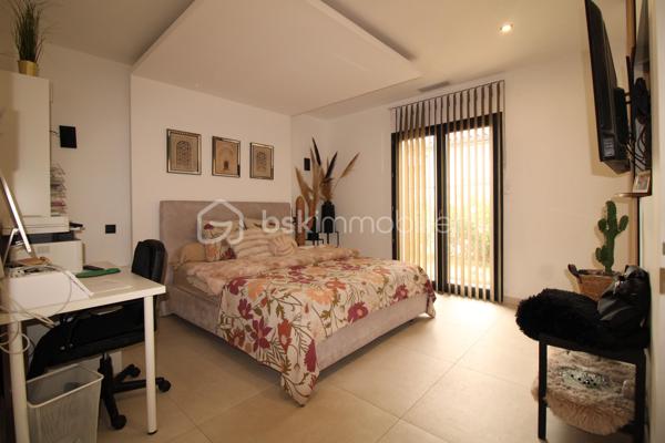 EN EXCLUSIVITÉ 

Envie d'un endroit où il fait bon vivre, lumineux et généreux en espace ? 
Cette magnifique villa située à Noé (31410), que nous avons le plaisir de vous proposer en exclusivité, pourrait bien être celle que vous attendiez.

Un intérieur chaleureux et baigné de lumière

Dès l'entrée, on est séduit par la pièce de vie exceptionnelle de plus de 80 m², un véritable cocon familial où il fait bon se retrouver, recevoir et profiter du quotidien. La cuisine, spacieuse, aménagée et équipée, est prolongée par une arrière-cuisine bien pensée ainsi qu'une buanderie, pour un confort au quotidien.
Côté nuit, la maison offre 4 chambres principales, dont une grande suite parentale, un vrai cocon rien qu'à soi.

Un studio indépendant, plein de possibilités

Autre atout de cette propriété : un studio indépendant de 34 m², entièrement équipé. De quoi accueillir famille et amis en toute intimité, aménager un espace bureau, ou pourquoi pas envisager un projet locatif.

Le confort avant tout

Des matériaux de qualité, choisis avec soin
Une pompe à chaleur Airzone pour un confort thermique optimal
Double vitrage et volets roulants
Une belle piscine au sel de 8x4 m, pour profiter pleinement des beaux jours en famille

Un extérieur pour respirer

Le tout sur un agréable terrain de 950 m², avec largement de quoi se garer grâce à 6 places de parking intérieures.
Une situation idéale
Nichée à Noé, à deux pas de l'A64, cette villa bénéficie d'un accès pratique aux axes routiers tout en restant préservée des nuisances sonores. Le meilleur des deux mondes !
Un vrai coup de cœur, disponible uniquement chez nous, à venir découvrir sans tarder. 🏡
📍 Noé (31410) — Contactez-nous dès aujourd'hui pour organiser votre visite en exclusivité !