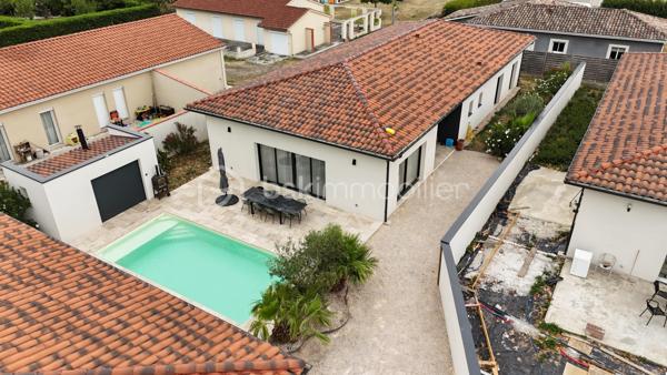 EN EXCLUSIVITÉ 

Envie d'un endroit où il fait bon vivre, lumineux et généreux en espace ? 
Cette magnifique villa située à Noé (31410), que nous avons le plaisir de vous proposer en exclusivité, pourrait bien être celle que vous attendiez.

Un intérieur chaleureux et baigné de lumière

Dès l'entrée, on est séduit par la pièce de vie exceptionnelle de plus de 80 m², un véritable cocon familial où il fait bon se retrouver, recevoir et profiter du quotidien. La cuisine, spacieuse, aménagée et équipée, est prolongée par une arrière-cuisine bien pensée ainsi qu'une buanderie, pour un confort au quotidien.
Côté nuit, la maison offre 4 chambres principales, dont une grande suite parentale, un vrai cocon rien qu'à soi.

Un studio indépendant, plein de possibilités

Autre atout de cette propriété : un studio indépendant de 34 m², entièrement équipé. De quoi accueillir famille et amis en toute intimité, aménager un espace bureau, ou pourquoi pas envisager un projet locatif.

Le confort avant tout

Des matériaux de qualité, choisis avec soin
Une pompe à chaleur Airzone pour un confort thermique optimal
Double vitrage et volets roulants
Une belle piscine au sel de 8x4 m, pour profiter pleinement des beaux jours en famille

Un extérieur pour respirer

Le tout sur un agréable terrain de 950 m², avec largement de quoi se garer grâce à 6 places de parking intérieures.
Une situation idéale
Nichée à Noé, à deux pas de l'A64, cette villa bénéficie d'un accès pratique aux axes routiers tout en restant préservée des nuisances sonores. Le meilleur des deux mondes !
Un vrai coup de cœur, disponible uniquement chez nous, à venir découvrir sans tarder. 🏡
📍 Noé (31410) — Contactez-nous dès aujourd'hui pour organiser votre visite en exclusivité !