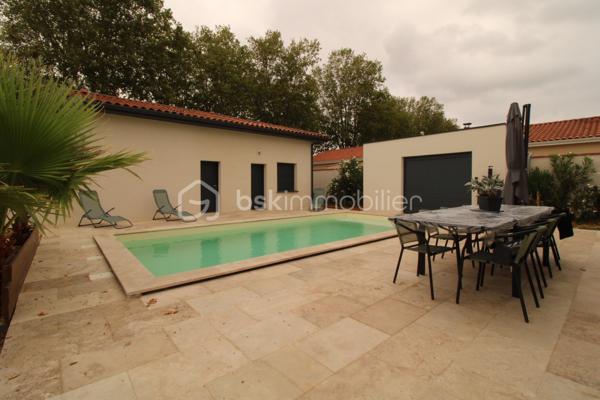EN EXCLUSIVITÉ 

Envie d'un endroit où il fait bon vivre, lumineux et généreux en espace ? 
Cette magnifique villa située à Noé (31410), que nous avons le plaisir de vous proposer en exclusivité, pourrait bien être celle que vous attendiez.

Un intérieur chaleureux et baigné de lumière

Dès l'entrée, on est séduit par la pièce de vie exceptionnelle de plus de 80 m², un véritable cocon familial où il fait bon se retrouver, recevoir et profiter du quotidien. La cuisine, spacieuse, aménagée et équipée, est prolongée par une arrière-cuisine bien pensée ainsi qu'une buanderie, pour un confort au quotidien.
Côté nuit, la maison offre 4 chambres principales, dont une grande suite parentale, un vrai cocon rien qu'à soi.

Un studio indépendant, plein de possibilités

Autre atout de cette propriété : un studio indépendant de 34 m², entièrement équipé. De quoi accueillir famille et amis en toute intimité, aménager un espace bureau, ou pourquoi pas envisager un projet locatif.

Le confort avant tout

Des matériaux de qualité, choisis avec soin
Une pompe à chaleur Airzone pour un confort thermique optimal
Double vitrage et volets roulants
Une belle piscine au sel de 8x4 m, pour profiter pleinement des beaux jours en famille

Un extérieur pour respirer

Le tout sur un agréable terrain de 950 m², avec largement de quoi se garer grâce à 6 places de parking intérieures.
Une situation idéale
Nichée à Noé, à deux pas de l'A64, cette villa bénéficie d'un accès pratique aux axes routiers tout en restant préservée des nuisances sonores. Le meilleur des deux mondes !
Un vrai coup de cœur, disponible uniquement chez nous, à venir découvrir sans tarder. 🏡
📍 Noé (31410) — Contactez-nous dès aujourd'hui pour organiser votre visite en exclusivité !