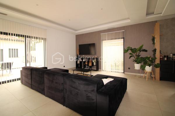 EN EXCLUSIVITÉ 

Envie d'un endroit où il fait bon vivre, lumineux et généreux en espace ? 
Cette magnifique villa située à Noé (31410), que nous avons le plaisir de vous proposer en exclusivité, pourrait bien être celle que vous attendiez.

Un intérieur chaleureux et baigné de lumière

Dès l'entrée, on est séduit par la pièce de vie exceptionnelle de plus de 80 m², un véritable cocon familial où il fait bon se retrouver, recevoir et profiter du quotidien. La cuisine, spacieuse, aménagée et équipée, est prolongée par une arrière-cuisine bien pensée ainsi qu'une buanderie, pour un confort au quotidien.
Côté nuit, la maison offre 4 chambres principales, dont une grande suite parentale, un vrai cocon rien qu'à soi.

Un studio indépendant, plein de possibilités

Autre atout de cette propriété : un studio indépendant de 34 m², entièrement équipé. De quoi accueillir famille et amis en toute intimité, aménager un espace bureau, ou pourquoi pas envisager un projet locatif.

Le confort avant tout

Des matériaux de qualité, choisis avec soin
Une pompe à chaleur Airzone pour un confort thermique optimal
Double vitrage et volets roulants
Une belle piscine au sel de 8x4 m, pour profiter pleinement des beaux jours en famille

Un extérieur pour respirer

Le tout sur un agréable terrain de 950 m², avec largement de quoi se garer grâce à 6 places de parking intérieures.
Une situation idéale
Nichée à Noé, à deux pas de l'A64, cette villa bénéficie d'un accès pratique aux axes routiers tout en restant préservée des nuisances sonores. Le meilleur des deux mondes !
Un vrai coup de cœur, disponible uniquement chez nous, à venir découvrir sans tarder. 🏡
📍 Noé (31410) — Contactez-nous dès aujourd'hui pour organiser votre visite en exclusivité !