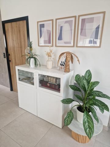 EN EXCLUSIVITÉ 

Envie d'un endroit où il fait bon vivre, lumineux et généreux en espace ? 
Cette magnifique villa située à Noé (31410), que nous avons le plaisir de vous proposer en exclusivité, pourrait bien être celle que vous attendiez.

Un intérieur chaleureux et baigné de lumière

Dès l'entrée, on est séduit par la pièce de vie exceptionnelle de plus de 80 m², un véritable cocon familial où il fait bon se retrouver, recevoir et profiter du quotidien. La cuisine, spacieuse, aménagée et équipée, est prolongée par une arrière-cuisine bien pensée ainsi qu'une buanderie, pour un confort au quotidien.
Côté nuit, la maison offre 4 chambres principales, dont une grande suite parentale, un vrai cocon rien qu'à soi.

Un studio indépendant, plein de possibilités

Autre atout de cette propriété : un studio indépendant de 34 m², entièrement équipé. De quoi accueillir famille et amis en toute intimité, aménager un espace bureau, ou pourquoi pas envisager un projet locatif.

Le confort avant tout

Des matériaux de qualité, choisis avec soin
Une pompe à chaleur Airzone pour un confort thermique optimal
Double vitrage et volets roulants
Une belle piscine au sel de 8x4 m, pour profiter pleinement des beaux jours en famille

Un extérieur pour respirer

Le tout sur un agréable terrain de 950 m², avec largement de quoi se garer grâce à 6 places de parking intérieures.
Une situation idéale
Nichée à Noé, à deux pas de l'A64, cette villa bénéficie d'un accès pratique aux axes routiers tout en restant préservée des nuisances sonores. Le meilleur des deux mondes !
Un vrai coup de cœur, disponible uniquement chez nous, à venir découvrir sans tarder. 🏡
📍 Noé (31410) — Contactez-nous dès aujourd'hui pour organiser votre visite en exclusivité !
