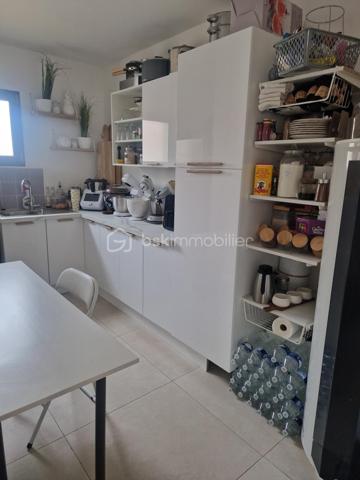 EN EXCLUSIVITÉ 

Envie d'un endroit où il fait bon vivre, lumineux et généreux en espace ? 
Cette magnifique villa située à Noé (31410), que nous avons le plaisir de vous proposer en exclusivité, pourrait bien être celle que vous attendiez.

Un intérieur chaleureux et baigné de lumière

Dès l'entrée, on est séduit par la pièce de vie exceptionnelle de plus de 80 m², un véritable cocon familial où il fait bon se retrouver, recevoir et profiter du quotidien. La cuisine, spacieuse, aménagée et équipée, est prolongée par une arrière-cuisine bien pensée ainsi qu'une buanderie, pour un confort au quotidien.
Côté nuit, la maison offre 4 chambres principales, dont une grande suite parentale, un vrai cocon rien qu'à soi.

Un studio indépendant, plein de possibilités

Autre atout de cette propriété : un studio indépendant de 34 m², entièrement équipé. De quoi accueillir famille et amis en toute intimité, aménager un espace bureau, ou pourquoi pas envisager un projet locatif.

Le confort avant tout

Des matériaux de qualité, choisis avec soin
Une pompe à chaleur Airzone pour un confort thermique optimal
Double vitrage et volets roulants
Une belle piscine au sel de 8x4 m, pour profiter pleinement des beaux jours en famille

Un extérieur pour respirer

Le tout sur un agréable terrain de 950 m², avec largement de quoi se garer grâce à 6 places de parking intérieures.
Une situation idéale
Nichée à Noé, à deux pas de l'A64, cette villa bénéficie d'un accès pratique aux axes routiers tout en restant préservée des nuisances sonores. Le meilleur des deux mondes !
Un vrai coup de cœur, disponible uniquement chez nous, à venir découvrir sans tarder. 🏡
📍 Noé (31410) — Contactez-nous dès aujourd'hui pour organiser votre visite en exclusivité !