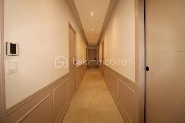 EN EXCLUSIVITÉ 

Envie d'un endroit où il fait bon vivre, lumineux et généreux en espace ? 
Cette magnifique villa située à Noé (31410), que nous avons le plaisir de vous proposer en exclusivité, pourrait bien être celle que vous attendiez.

Un intérieur chaleureux et baigné de lumière

Dès l'entrée, on est séduit par la pièce de vie exceptionnelle de plus de 80 m², un véritable cocon familial où il fait bon se retrouver, recevoir et profiter du quotidien. La cuisine, spacieuse, aménagée et équipée, est prolongée par une arrière-cuisine bien pensée ainsi qu'une buanderie, pour un confort au quotidien.
Côté nuit, la maison offre 4 chambres principales, dont une grande suite parentale, un vrai cocon rien qu'à soi.

Un studio indépendant, plein de possibilités

Autre atout de cette propriété : un studio indépendant de 34 m², entièrement équipé. De quoi accueillir famille et amis en toute intimité, aménager un espace bureau, ou pourquoi pas envisager un projet locatif.

Le confort avant tout

Des matériaux de qualité, choisis avec soin
Une pompe à chaleur Airzone pour un confort thermique optimal
Double vitrage et volets roulants
Une belle piscine au sel de 8x4 m, pour profiter pleinement des beaux jours en famille

Un extérieur pour respirer

Le tout sur un agréable terrain de 950 m², avec largement de quoi se garer grâce à 6 places de parking intérieures.
Une situation idéale
Nichée à Noé, à deux pas de l'A64, cette villa bénéficie d'un accès pratique aux axes routiers tout en restant préservée des nuisances sonores. Le meilleur des deux mondes !
Un vrai coup de cœur, disponible uniquement chez nous, à venir découvrir sans tarder. 🏡
📍 Noé (31410) — Contactez-nous dès aujourd'hui pour organiser votre visite en exclusivité !