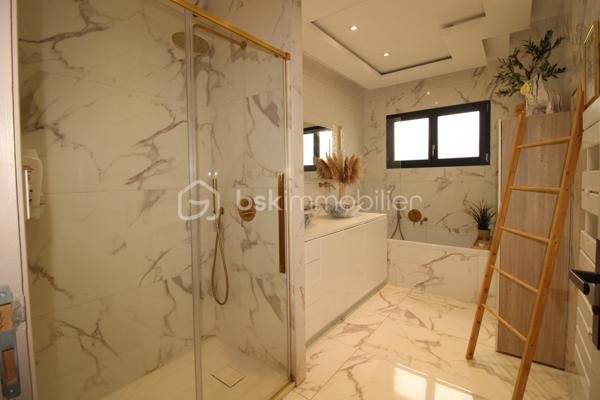 EN EXCLUSIVITÉ 

Envie d'un endroit où il fait bon vivre, lumineux et généreux en espace ? 
Cette magnifique villa située à Noé (31410), que nous avons le plaisir de vous proposer en exclusivité, pourrait bien être celle que vous attendiez.

Un intérieur chaleureux et baigné de lumière

Dès l'entrée, on est séduit par la pièce de vie exceptionnelle de plus de 80 m², un véritable cocon familial où il fait bon se retrouver, recevoir et profiter du quotidien. La cuisine, spacieuse, aménagée et équipée, est prolongée par une arrière-cuisine bien pensée ainsi qu'une buanderie, pour un confort au quotidien.
Côté nuit, la maison offre 4 chambres principales, dont une grande suite parentale, un vrai cocon rien qu'à soi.

Un studio indépendant, plein de possibilités

Autre atout de cette propriété : un studio indépendant de 34 m², entièrement équipé. De quoi accueillir famille et amis en toute intimité, aménager un espace bureau, ou pourquoi pas envisager un projet locatif.

Le confort avant tout

Des matériaux de qualité, choisis avec soin
Une pompe à chaleur Airzone pour un confort thermique optimal
Double vitrage et volets roulants
Une belle piscine au sel de 8x4 m, pour profiter pleinement des beaux jours en famille

Un extérieur pour respirer

Le tout sur un agréable terrain de 950 m², avec largement de quoi se garer grâce à 6 places de parking intérieures.
Une situation idéale
Nichée à Noé, à deux pas de l'A64, cette villa bénéficie d'un accès pratique aux axes routiers tout en restant préservée des nuisances sonores. Le meilleur des deux mondes !
Un vrai coup de cœur, disponible uniquement chez nous, à venir découvrir sans tarder. 🏡
📍 Noé (31410) — Contactez-nous dès aujourd'hui pour organiser votre visite en exclusivité !