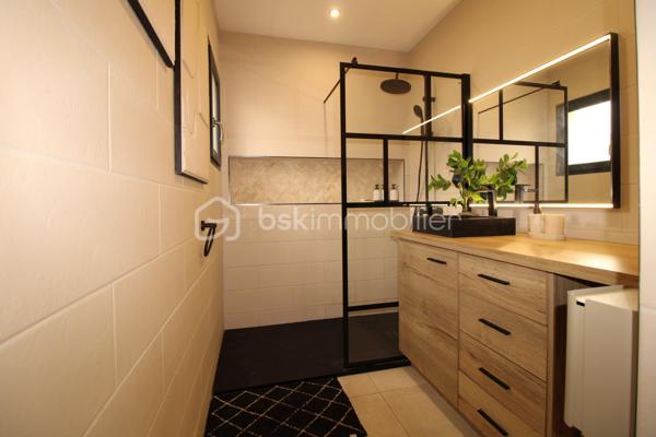 EN EXCLUSIVITÉ 

Envie d'un endroit où il fait bon vivre, lumineux et généreux en espace ? 
Cette magnifique villa située à Noé (31410), que nous avons le plaisir de vous proposer en exclusivité, pourrait bien être celle que vous attendiez.

Un intérieur chaleureux et baigné de lumière

Dès l'entrée, on est séduit par la pièce de vie exceptionnelle de plus de 80 m², un véritable cocon familial où il fait bon se retrouver, recevoir et profiter du quotidien. La cuisine, spacieuse, aménagée et équipée, est prolongée par une arrière-cuisine bien pensée ainsi qu'une buanderie, pour un confort au quotidien.
Côté nuit, la maison offre 4 chambres principales, dont une grande suite parentale, un vrai cocon rien qu'à soi.

Un studio indépendant, plein de possibilités

Autre atout de cette propriété : un studio indépendant de 34 m², entièrement équipé. De quoi accueillir famille et amis en toute intimité, aménager un espace bureau, ou pourquoi pas envisager un projet locatif.

Le confort avant tout

Des matériaux de qualité, choisis avec soin
Une pompe à chaleur Airzone pour un confort thermique optimal
Double vitrage et volets roulants
Une belle piscine au sel de 8x4 m, pour profiter pleinement des beaux jours en famille

Un extérieur pour respirer

Le tout sur un agréable terrain de 950 m², avec largement de quoi se garer grâce à 6 places de parking intérieures.
Une situation idéale
Nichée à Noé, à deux pas de l'A64, cette villa bénéficie d'un accès pratique aux axes routiers tout en restant préservée des nuisances sonores. Le meilleur des deux mondes !
Un vrai coup de cœur, disponible uniquement chez nous, à venir découvrir sans tarder. 🏡
📍 Noé (31410) — Contactez-nous dès aujourd'hui pour organiser votre visite en exclusivité !