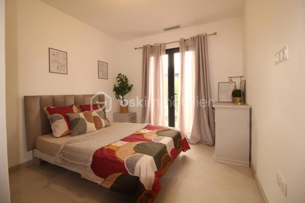EN EXCLUSIVITÉ 

Envie d'un endroit où il fait bon vivre, lumineux et généreux en espace ? 
Cette magnifique villa située à Noé (31410), que nous avons le plaisir de vous proposer en exclusivité, pourrait bien être celle que vous attendiez.

Un intérieur chaleureux et baigné de lumière

Dès l'entrée, on est séduit par la pièce de vie exceptionnelle de plus de 80 m², un véritable cocon familial où il fait bon se retrouver, recevoir et profiter du quotidien. La cuisine, spacieuse, aménagée et équipée, est prolongée par une arrière-cuisine bien pensée ainsi qu'une buanderie, pour un confort au quotidien.
Côté nuit, la maison offre 4 chambres principales, dont une grande suite parentale, un vrai cocon rien qu'à soi.

Un studio indépendant, plein de possibilités

Autre atout de cette propriété : un studio indépendant de 34 m², entièrement équipé. De quoi accueillir famille et amis en toute intimité, aménager un espace bureau, ou pourquoi pas envisager un projet locatif.

Le confort avant tout

Des matériaux de qualité, choisis avec soin
Une pompe à chaleur Airzone pour un confort thermique optimal
Double vitrage et volets roulants
Une belle piscine au sel de 8x4 m, pour profiter pleinement des beaux jours en famille

Un extérieur pour respirer

Le tout sur un agréable terrain de 950 m², avec largement de quoi se garer grâce à 6 places de parking intérieures.
Une situation idéale
Nichée à Noé, à deux pas de l'A64, cette villa bénéficie d'un accès pratique aux axes routiers tout en restant préservée des nuisances sonores. Le meilleur des deux mondes !
Un vrai coup de cœur, disponible uniquement chez nous, à venir découvrir sans tarder. 🏡
📍 Noé (31410) — Contactez-nous dès aujourd'hui pour organiser votre visite en exclusivité !
