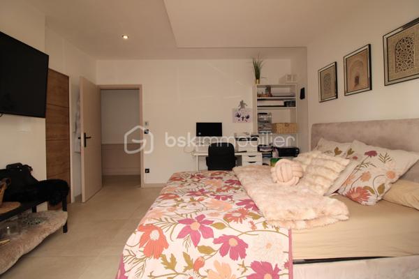 EN EXCLUSIVITÉ 

Envie d'un endroit où il fait bon vivre, lumineux et généreux en espace ? 
Cette magnifique villa située à Noé (31410), que nous avons le plaisir de vous proposer en exclusivité, pourrait bien être celle que vous attendiez.

Un intérieur chaleureux et baigné de lumière

Dès l'entrée, on est séduit par la pièce de vie exceptionnelle de plus de 80 m², un véritable cocon familial où il fait bon se retrouver, recevoir et profiter du quotidien. La cuisine, spacieuse, aménagée et équipée, est prolongée par une arrière-cuisine bien pensée ainsi qu'une buanderie, pour un confort au quotidien.
Côté nuit, la maison offre 4 chambres principales, dont une grande suite parentale, un vrai cocon rien qu'à soi.

Un studio indépendant, plein de possibilités

Autre atout de cette propriété : un studio indépendant de 34 m², entièrement équipé. De quoi accueillir famille et amis en toute intimité, aménager un espace bureau, ou pourquoi pas envisager un projet locatif.

Le confort avant tout

Des matériaux de qualité, choisis avec soin
Une pompe à chaleur Airzone pour un confort thermique optimal
Double vitrage et volets roulants
Une belle piscine au sel de 8x4 m, pour profiter pleinement des beaux jours en famille

Un extérieur pour respirer

Le tout sur un agréable terrain de 950 m², avec largement de quoi se garer grâce à 6 places de parking intérieures.
Une situation idéale
Nichée à Noé, à deux pas de l'A64, cette villa bénéficie d'un accès pratique aux axes routiers tout en restant préservée des nuisances sonores. Le meilleur des deux mondes !
Un vrai coup de cœur, disponible uniquement chez nous, à venir découvrir sans tarder. 🏡
📍 Noé (31410) — Contactez-nous dès aujourd'hui pour organiser votre visite en exclusivité !