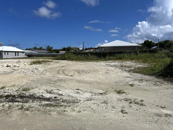 Saint-François (97118) Parcelle plate et très bien proportionnée.