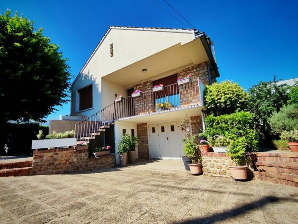 Maison individuelle de 1959 avec sous-sol total.