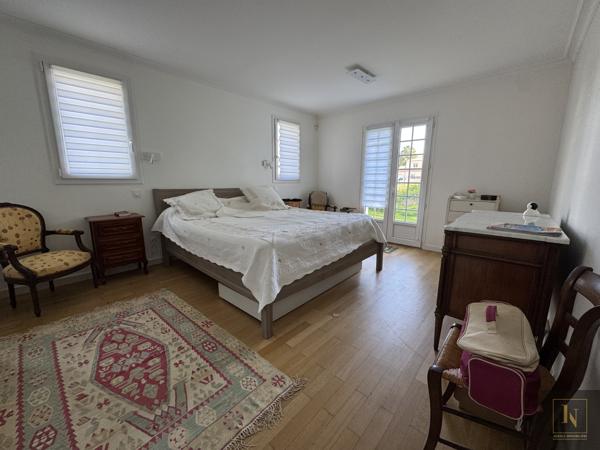 Maison
                                                                                                                                                                                                                                                                                                                        11 pièce(s)                                                                                                                                                                                                          6 chambre(s)                                                                                                                                                                                                          260  m²