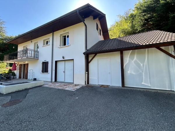 viviers du lac maison 7 pièces 158 m2 env + T2 loué + 2 garages avec terrain de 2500 m2 environ.
