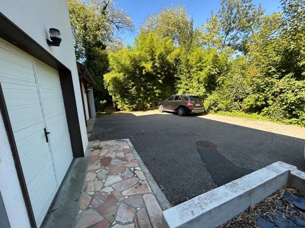 viviers du lac maison 7 pièces 158 m2 env + T2 loué + 2 garages avec terrain de 2500 m2 environ.