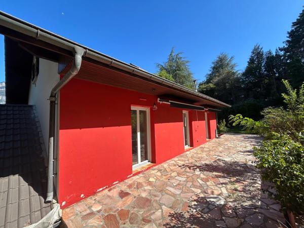 viviers du lac maison 7 pièces 158 m2 env + T2 loué + 2 garages avec terrain de 2500 m2 environ.