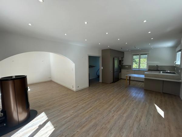 viviers du lac maison 7 pièces 158 m2 env + T2 loué + 2 garages avec terrain de 2500 m2 environ.