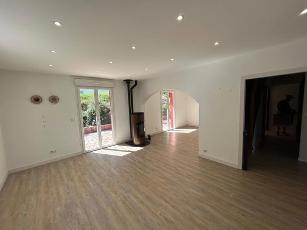 viviers du lac maison 7 pièces 158 m2 env + T2 loué + 2 garages avec terrain de 2500 m2 environ.