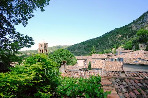 Maison d’Hôtes de Charme à Vendre à Moustiers-Sainte-Marie – Vue Panoramique, Jardin Suspendu, Piscine et Dépendances