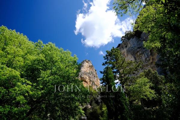 Maison d’Hôtes de Charme à Vendre à Moustiers-Sainte-Marie – Vue Panoramique, Jardin Suspendu, Piscine et Dépendances