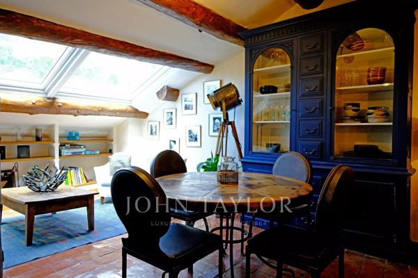 Maison d’Hôtes de Charme à Vendre à Moustiers-Sainte-Marie – Vue Panoramique, Jardin Suspendu, Piscine et Dépendances