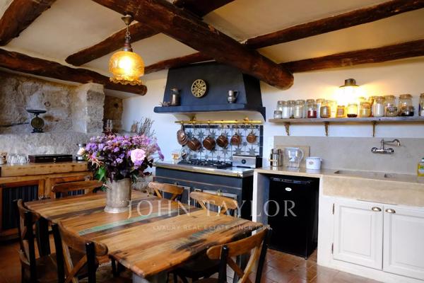 Maison d’Hôtes de Charme à Vendre à Moustiers-Sainte-Marie – Vue Panoramique, Jardin Suspendu, Piscine et Dépendances