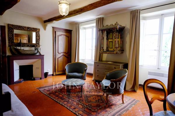Maison d’Hôtes de Charme à Vendre à Moustiers-Sainte-Marie – Vue Panoramique, Jardin Suspendu, Piscine et Dépendances