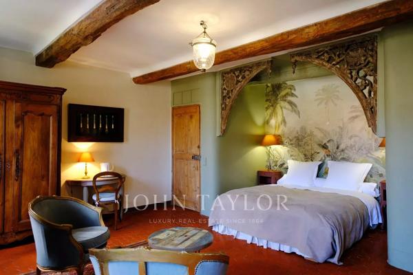 Maison d’Hôtes de Charme à Vendre à Moustiers-Sainte-Marie – Vue Panoramique, Jardin Suspendu, Piscine et Dépendances
