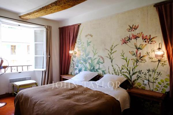 Maison d’Hôtes de Charme à Vendre à Moustiers-Sainte-Marie – Vue Panoramique, Jardin Suspendu, Piscine et Dépendances