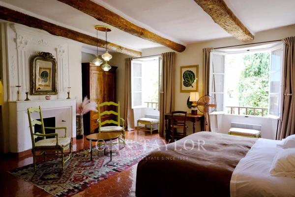 Maison d’Hôtes de Charme à Vendre à Moustiers-Sainte-Marie – Vue Panoramique, Jardin Suspendu, Piscine et Dépendances