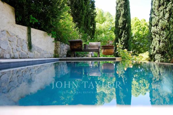 Maison d’Hôtes de Charme à Vendre à Moustiers-Sainte-Marie – Vue Panoramique, Jardin Suspendu, Piscine et Dépendances