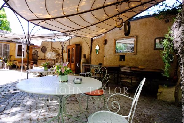 Maison d’Hôtes de Charme à Vendre à Moustiers-Sainte-Marie – Vue Panoramique, Jardin Suspendu, Piscine et Dépendances
