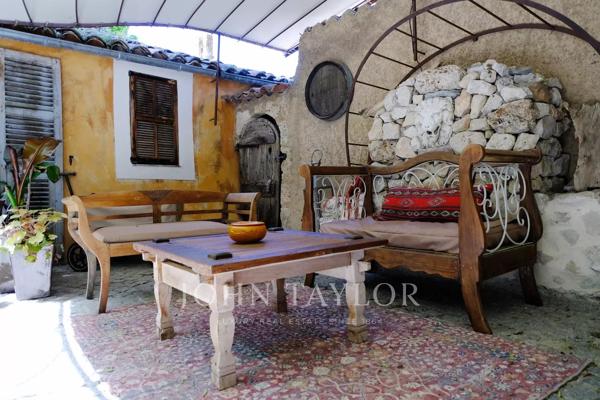 Maison d’Hôtes de Charme à Vendre à Moustiers-Sainte-Marie – Vue Panoramique, Jardin Suspendu, Piscine et Dépendances