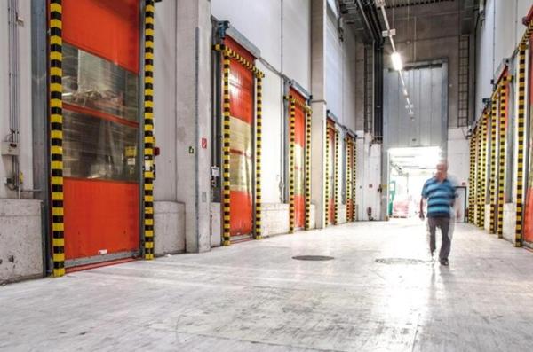 cellule d'environ 320 m² visible autoroute à vendre BOURGOIN JALLIEU (38)